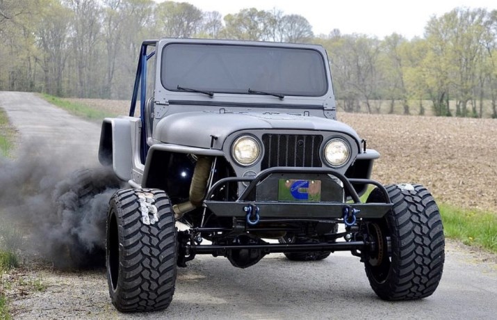 Jeep Wrangler 4BT con motor Cummins construido por Kyle Martin.