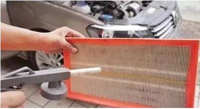 ¿Puedes soplar el filtro de aire sucio?  Por lo general, las personas revisan el elemento del filtro de aire cuando dan servicio al vehículo.  Si el elemento del filtro de aire está sucio, ¿puede limpiarlo con aire?  La función del elemento del filtro de aire es algo similar a la