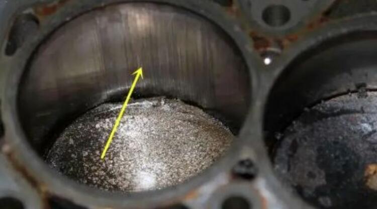 fricción entre la válvula y el anillo del asiento de la válvula